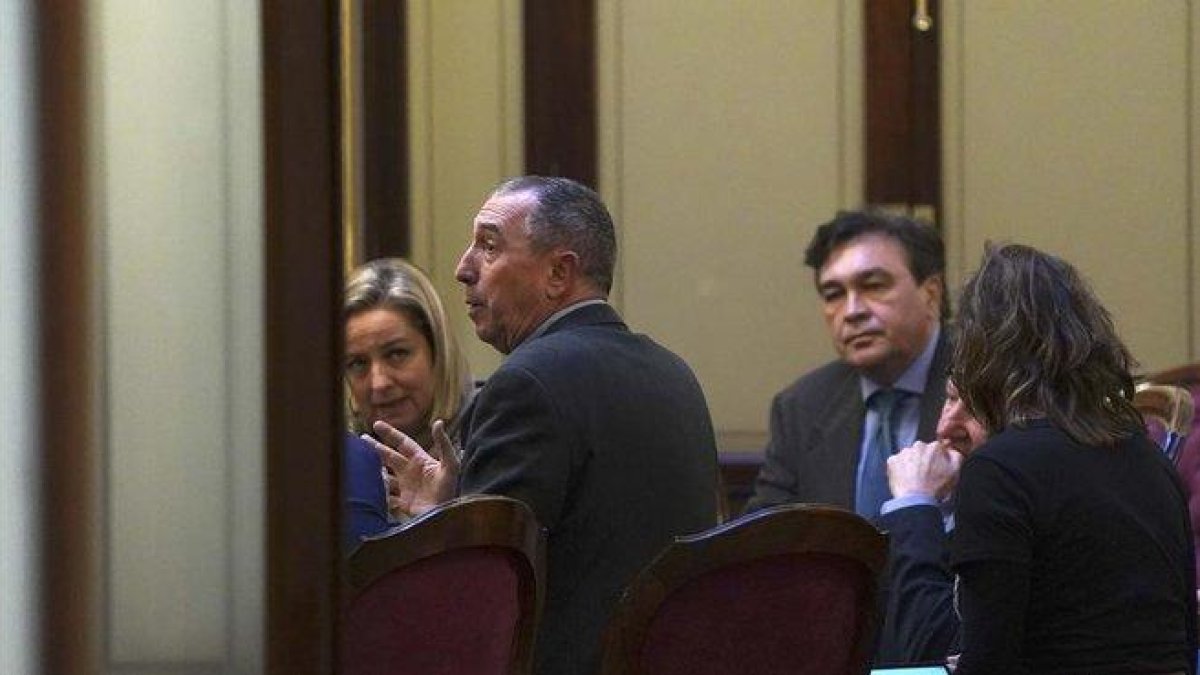 La diputada de Coalición Canaria, Ana Oramas, el diputado de Compromís, Joan Baldoví, y el diputado de Teruel Existe, Tomás Guitarte, en una reunión sobre el grupo mixto el día de la constitución de las Cortes.-DAVID CASTRO