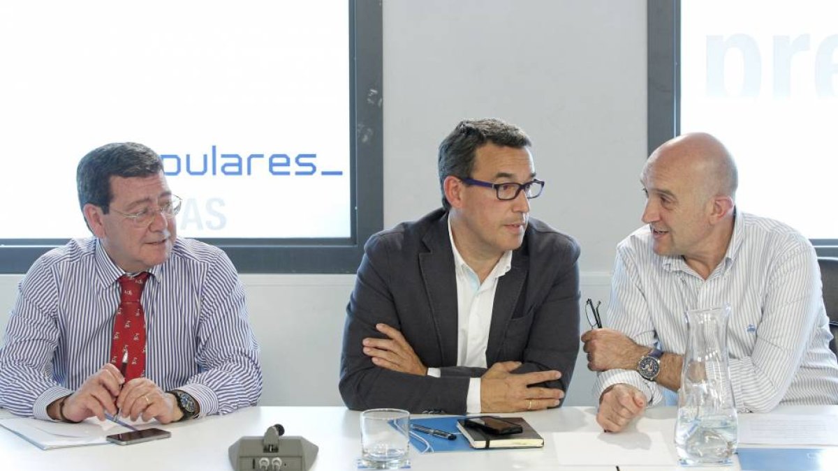 De (I) a (D), los presidentes provinciales del PP por Burgos, Cesar Rico, por Ávila Antolín Sanz y el secretario del PP por Valladolid, Julio Carnero, asisten a la reunión de presidentes provinciales y secretarios autonómicos-Ical
