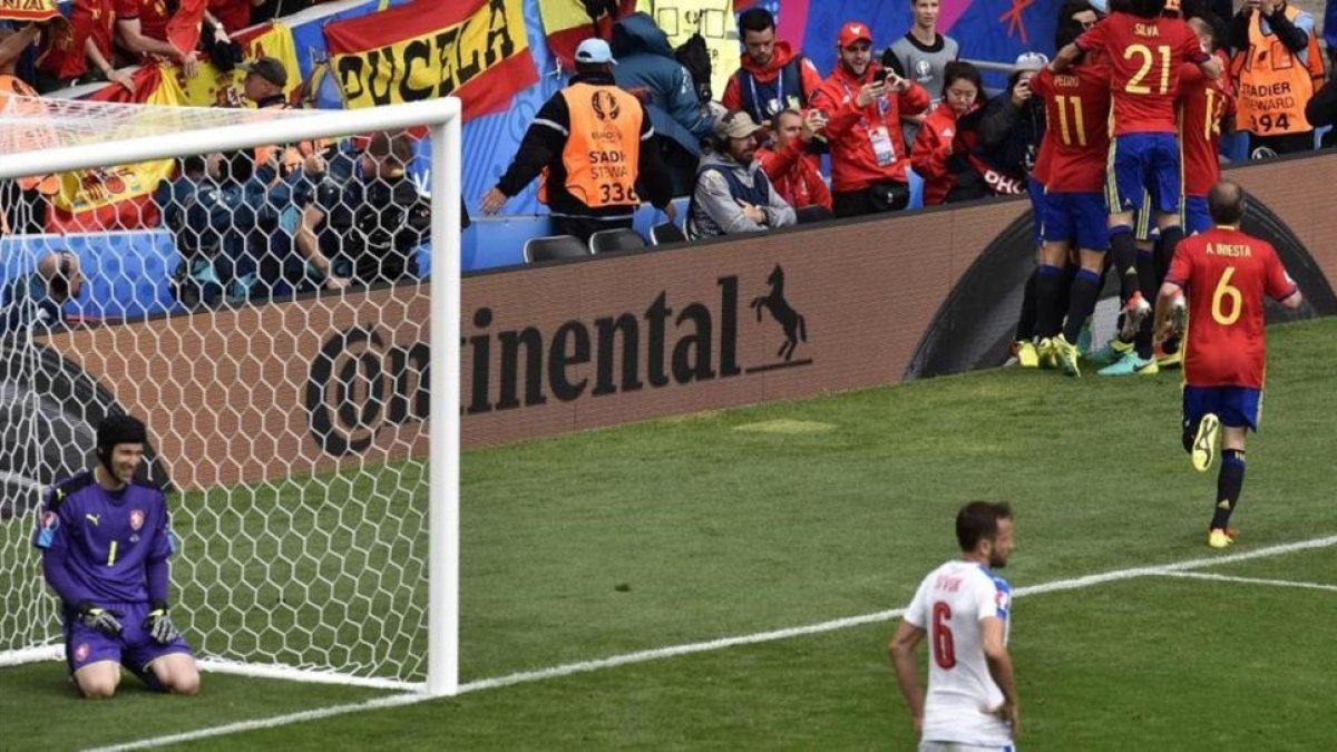 Cech, abatido tras el gol de Piqué, mientras Iniesta corre para abrazarse a sus compañeros en Toulouse.-AFP / PASCAL PAVANI