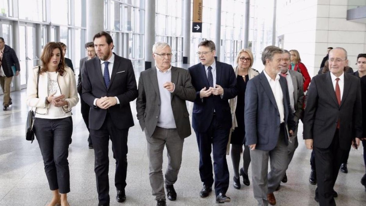 Óscar Puente junto al alcalde de Valencia, Joan Ribó, y el presidente de la Comunidad Valenciana, Ximo Puig, durante las jornadas municipalistas.-EL MUNDO