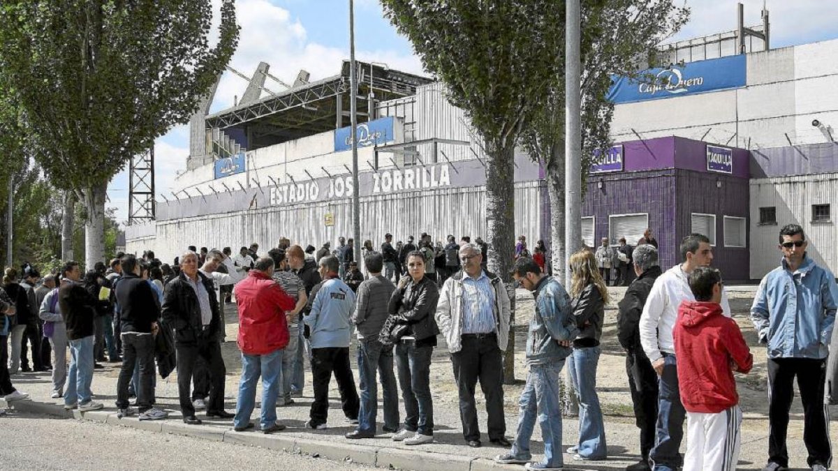 Aficionados ante el estadio José Zorrilla.-E.M.