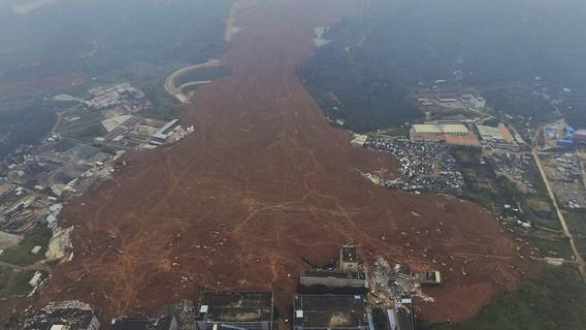 Una vista aérea muestra la gigante lengua de tierra que enguyó decenas de edificios tras el alud ocurrido este domingo en la ciudad de Shenzhen.-EFE