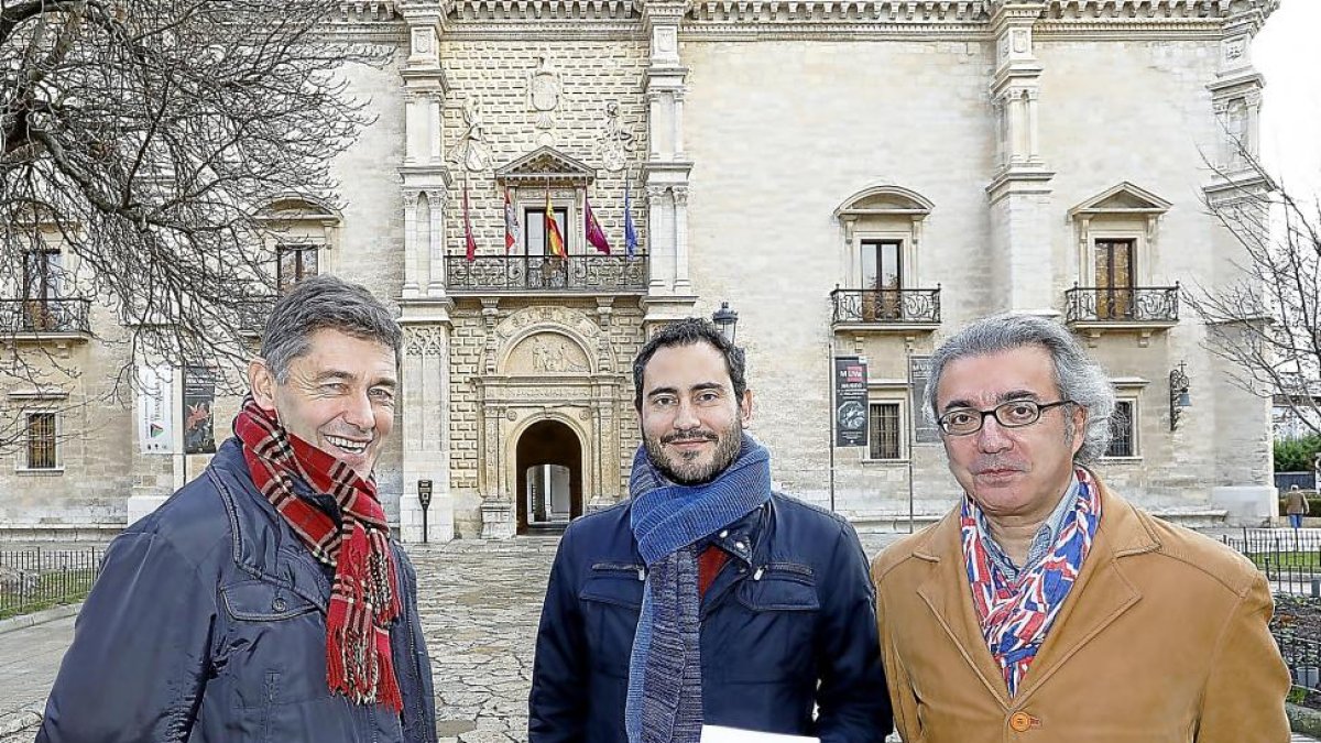 José María Eiros, Alberto Pérez y Carlos Cabezas muestran su libro delante del Palacio de Santa Cruz.-J. M. LOSTAU