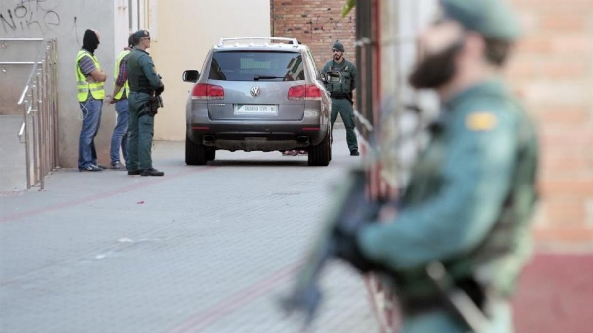 La Guardia Civil ha detenido a un marroqui de 24 anos residente en Espana por colaborar con la celula yihadista responsable de los atentados terroristas cometidos en agosto en Barcelona y Cambrils-EFE / DOMENECH CASTELLO