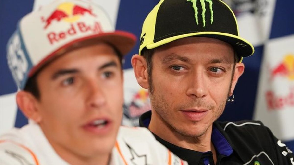 Valentino Rossi escucha, atentamente, una respuesta de Marc Márquez, hoy, en la conferencia de prensa de Austin (Texas, EEUU).-ALEJANDRO CERESUELA