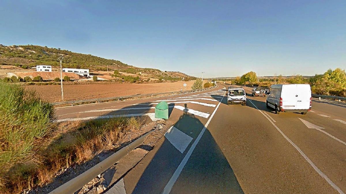 Desvío de la Nacional 122 hacia Quintanilla de Arriba, localidad que conectará por autovía con Tudela de Duero cuando concluyan las obras.-G. M.