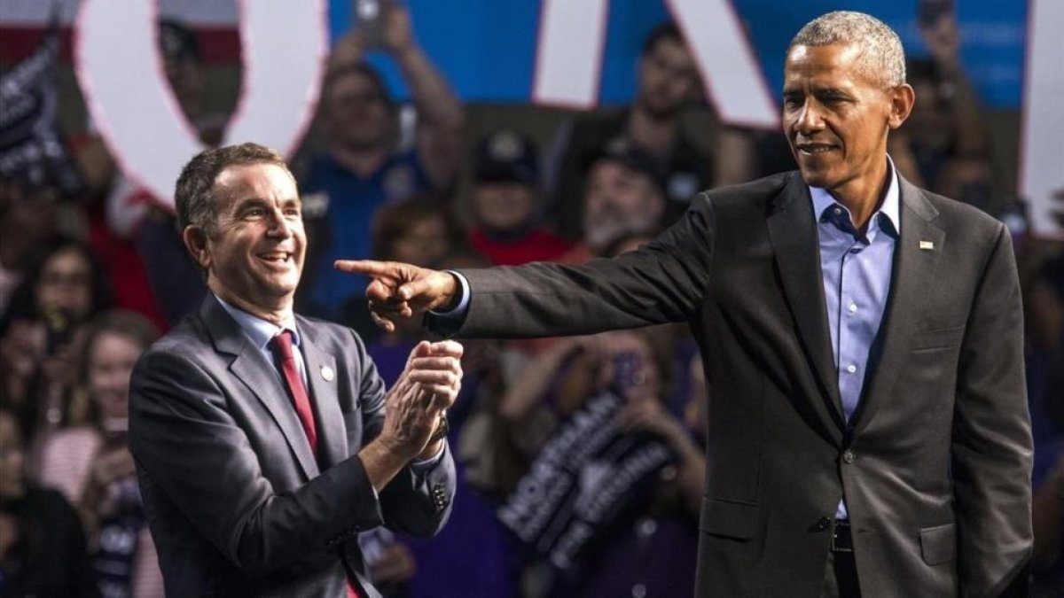 Barack Obama hace campana con el candidato demócrata a la gobernacion de Virginia.-EFE / JIM LO SCALZO