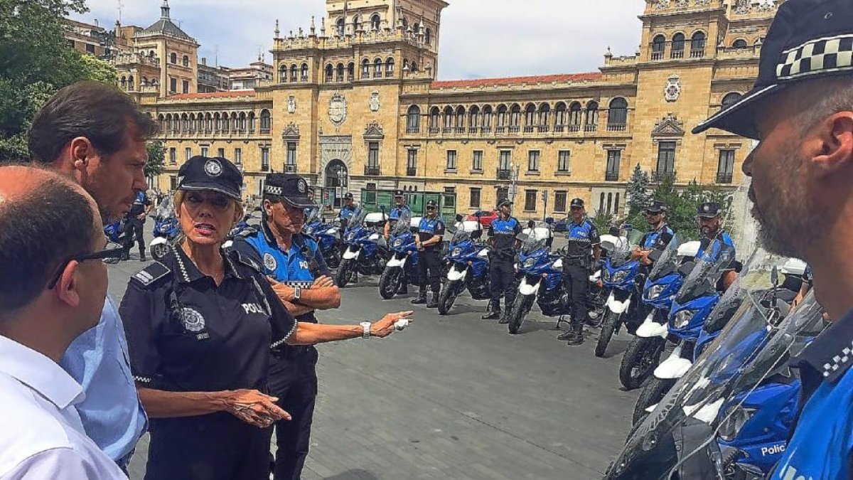 Óscar Puente junto a la nueva flota de motos de la Policía Municipal.-E. M.