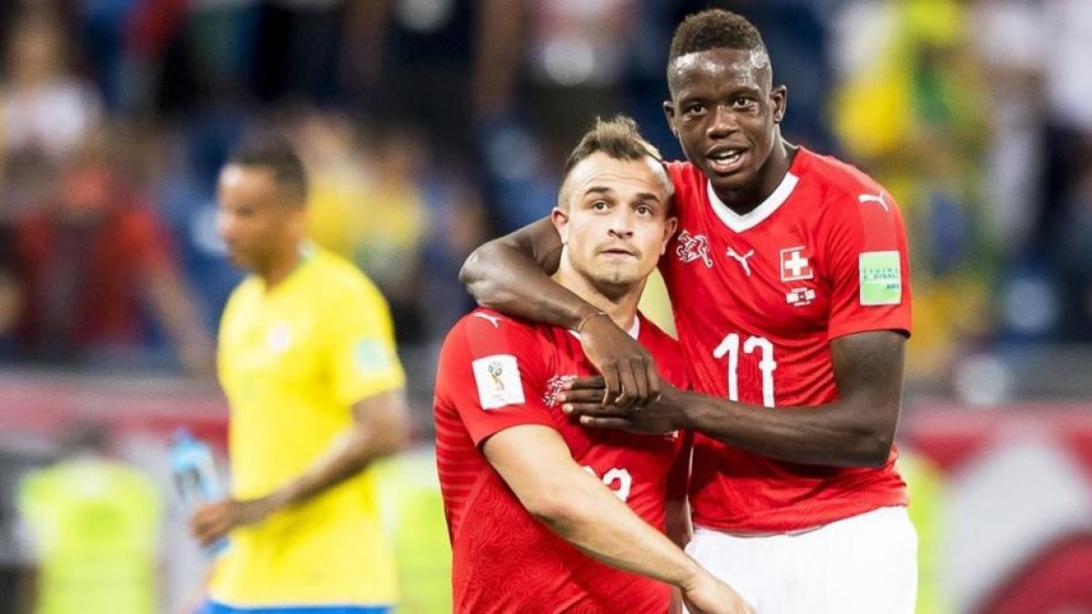 Los suizos Shaqiri y Zakaria, satisfechos por el 1-1 con Brasil.-LAURENT GILLIERON