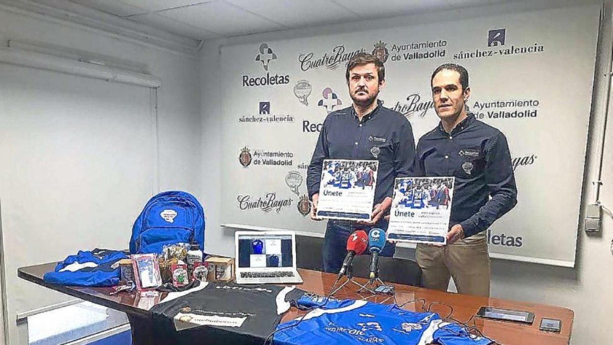 Enrique López y el presidente Mario Arranz, ayer en la presentación de la tienda ‘on line’ y la campaña de abonados.-G. VELASCO