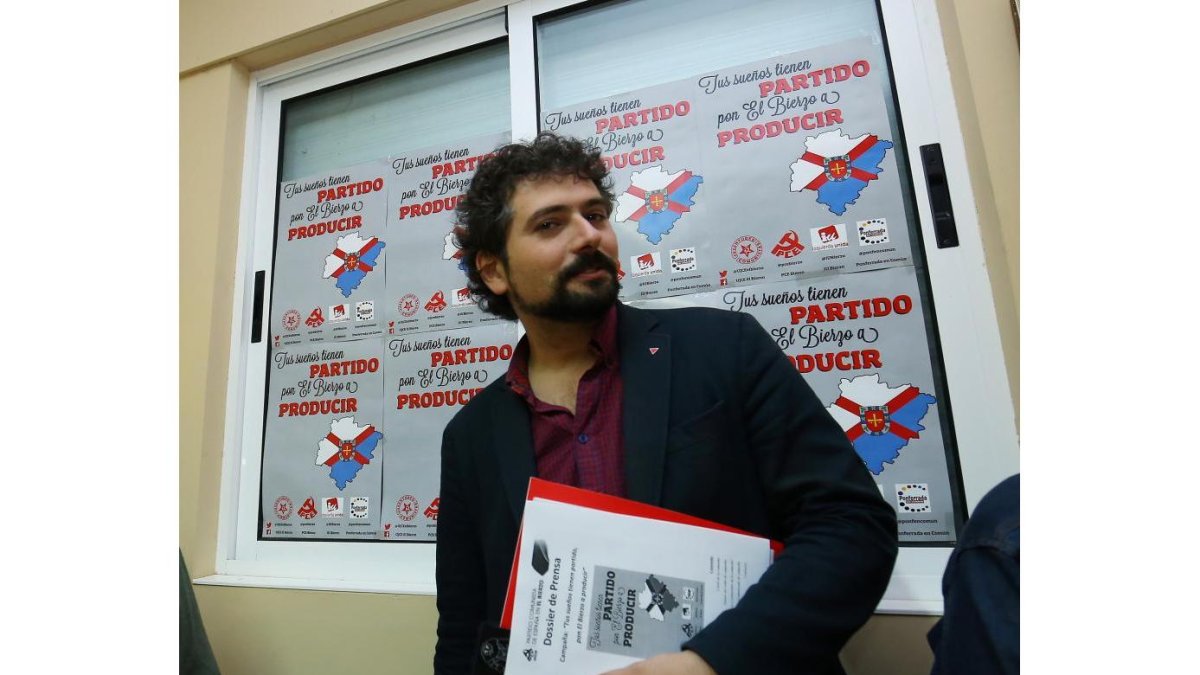 El procurador autonómico de Izquierda Unida, José Sarrión, durante la presentación en Ponferrada de la campaña 'Tus sueños tienen partido, pon El Bierzo a producir'-ICAL