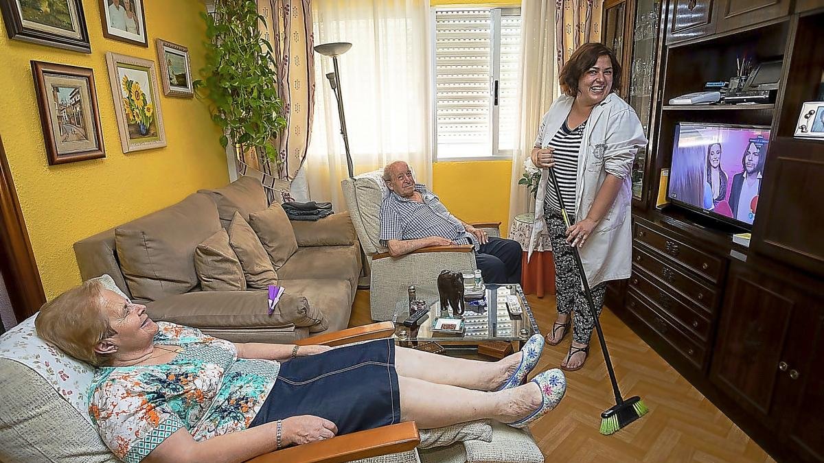 Arancha Pére realiza las labores domésticas en casa de dos usuarios de la ciudad de Valladolid.-REPORTAJE GRÁFICO:PABLO REQUEJO (PHOTOGENIC)
