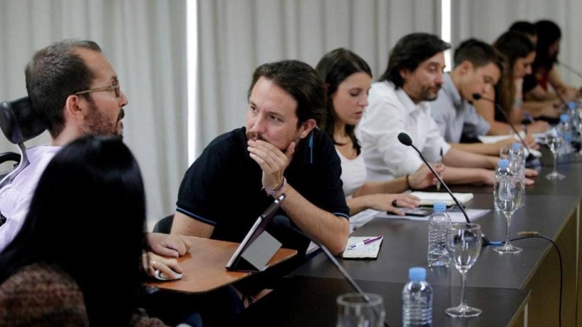 Pablo Iglesias charla con el secretario de Organización, Pablo Echenique, en la reunión del CCE, en Madrid-JOSÉ LUIS ROCA