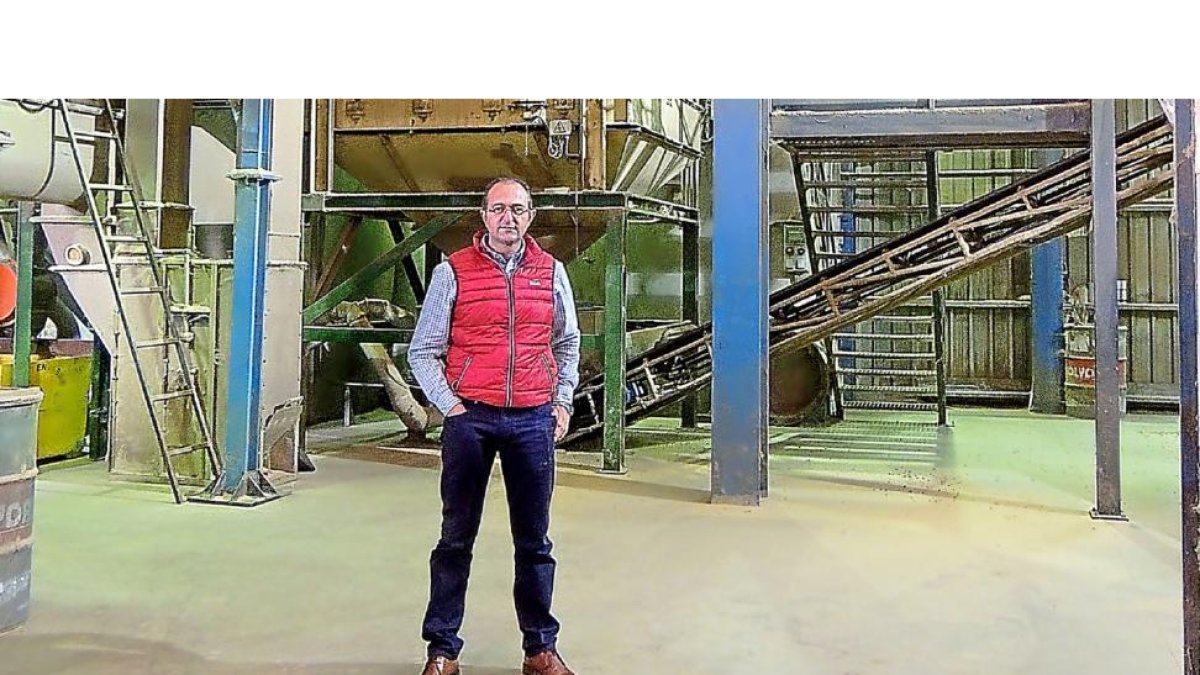 Jesús T. Bravo Arroyo al lado de la planta de granulación en las instalaciones de CT Bravo e Hijos, en Alar del Rey.-E.M.