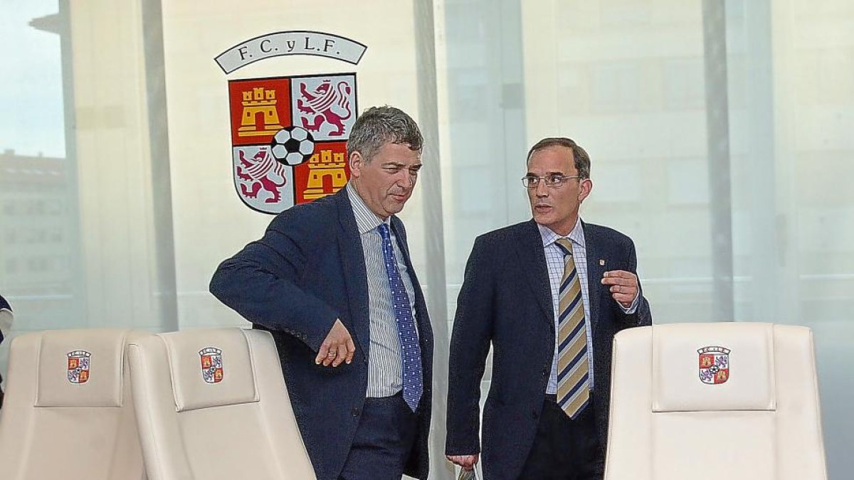 Ángel María Villar y Marcelino Maté, durante un acto en la Federación de Fútbol de Castilla y León.-MONTSE ÁLVAREZ