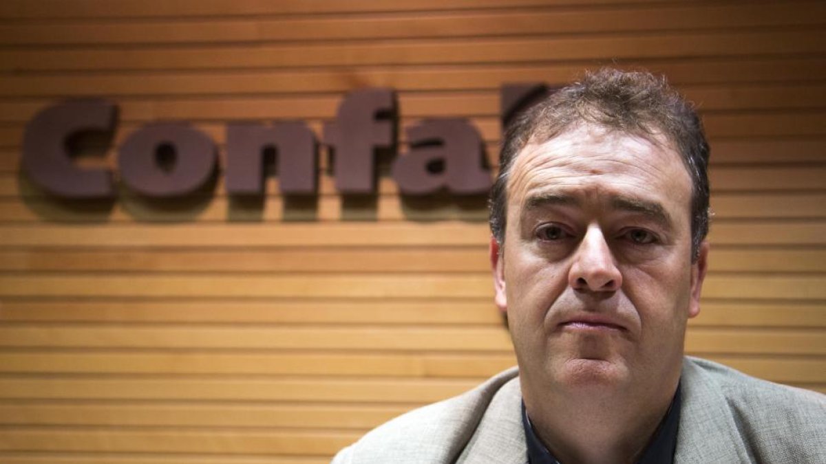 El nuevo presidente de la Confederación de Organizaciones de Empresarios Salmantinos, Juan Manuel Gómez, ofrece una rueda de prensa de presentación.-Ical