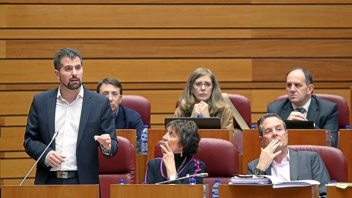 El portavoz del Grupo Socialista, Luis Tudanca, en una de sus intervenciones de la sesión de control al Ejecutivo regional.-ICAL