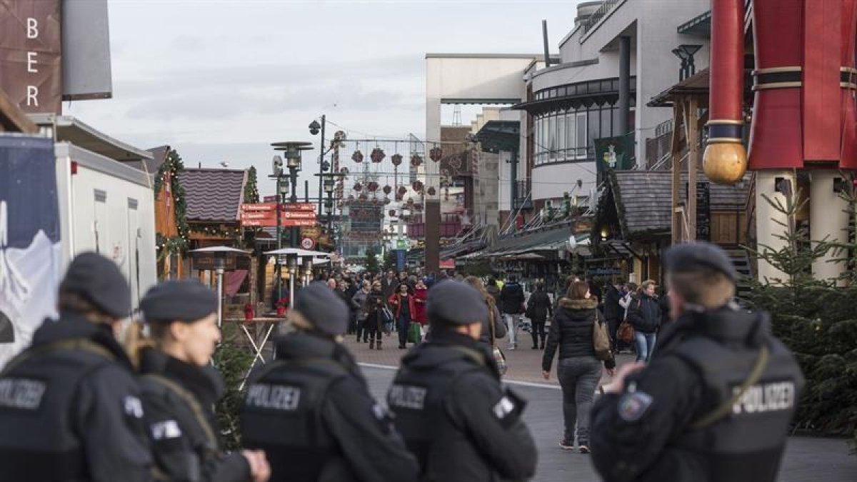 Varios policías vigilan la zona del centro comercial Centro en Oberhausen, Alemania, ayer.-EFE/Bernd Thissen