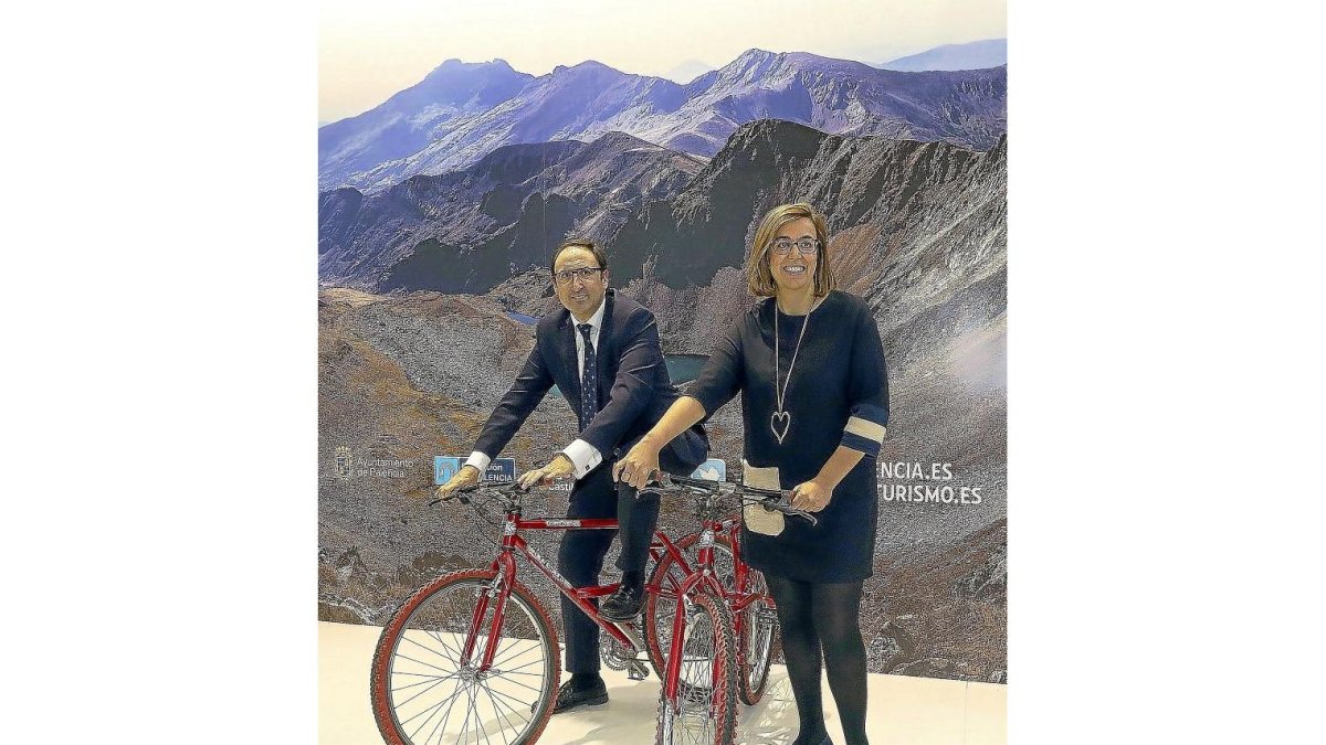 Alfonso Polanco y Ángeles Armisén, en el expositor de Palencia en Intur.-ICAL