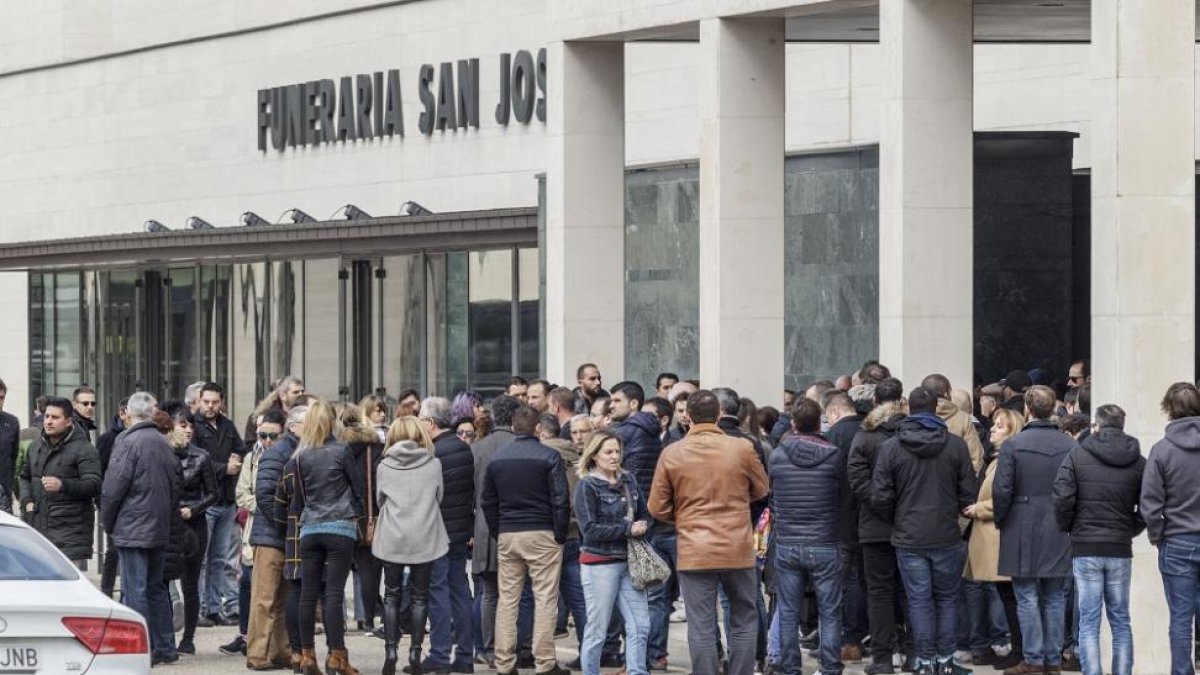 Decenas de personas acudieron al funeral por Silvia Plaza.-SANTI OTERO