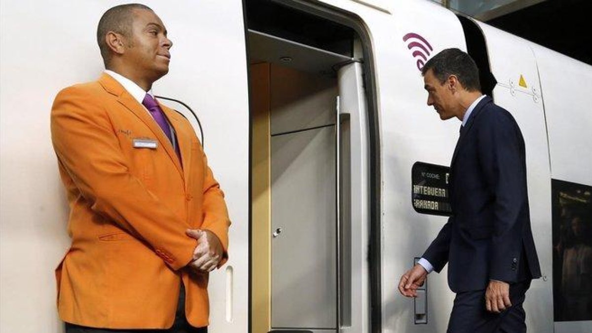 Pedro Sánchez en el viaje inaugural del AVE a Granada.-EFE