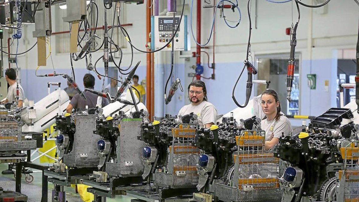 Imagen de archivo de trabajadores de la fábrica de motores de Renault en Valladolid en la cadena de producción.-ICAL