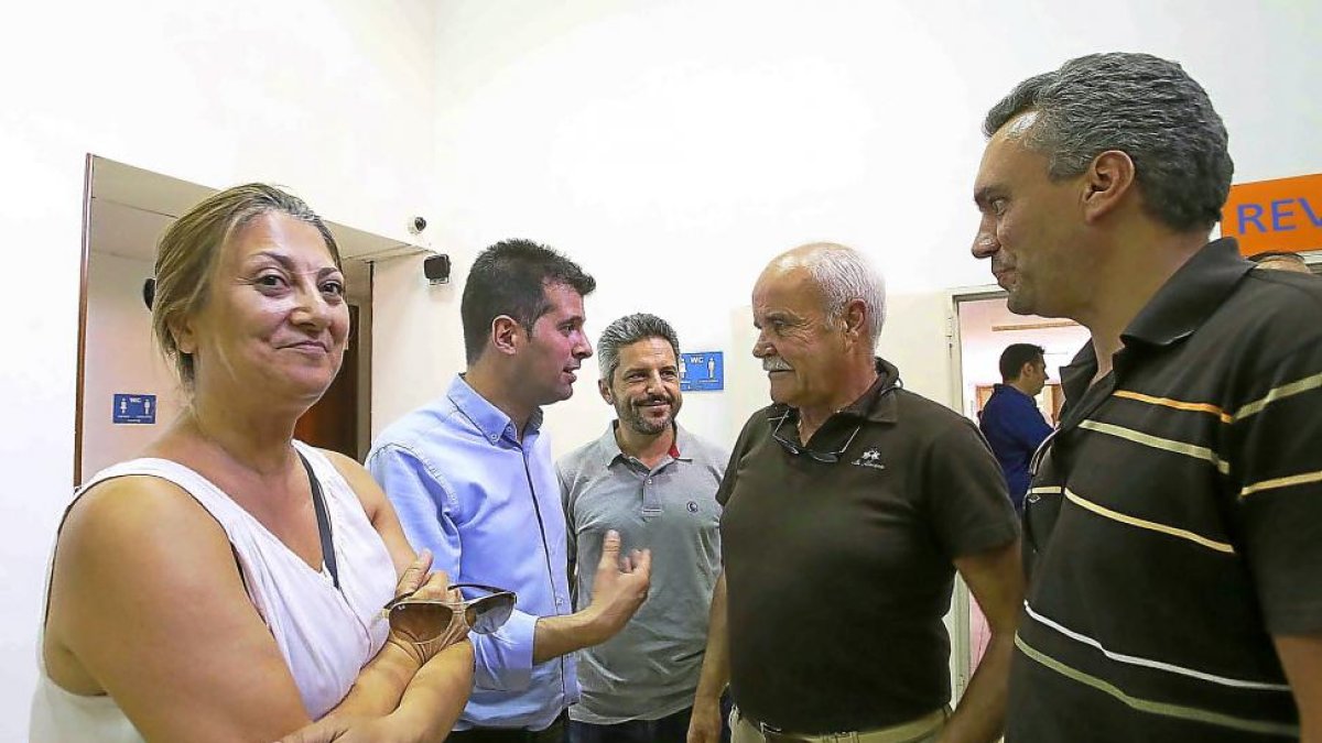 López frente a Izquierdo en 2015, en un acto de campaña junto a Tudanca, Del Valle y Álvarez, en segundo plano.-ICAL