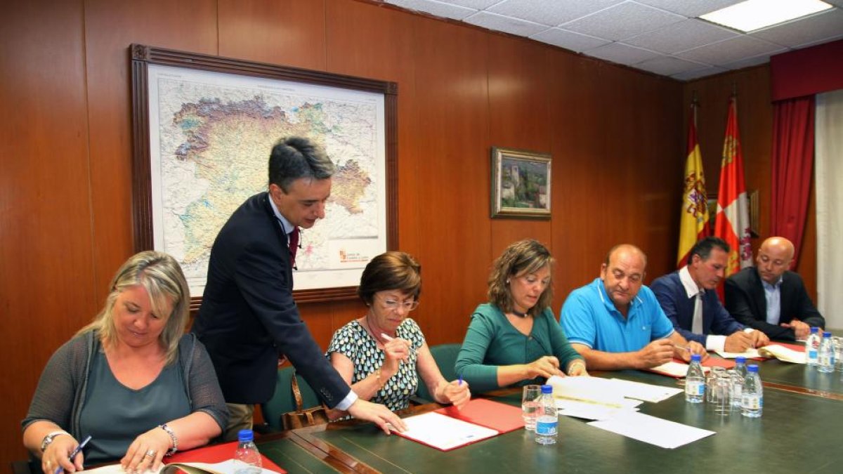 La consejera de Agricultura y Ganadería, Milagros Marcos (C), firma un convenio de colaboración con los Grupos de Acción Local de la provincia de Palencia.-ICAL