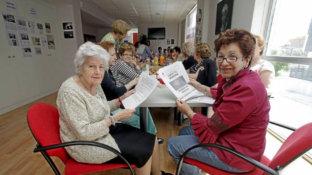 Imagen de personas mayores en una residencia, un colectivo que recibirá una parte de los fondos de Montoro-Ical