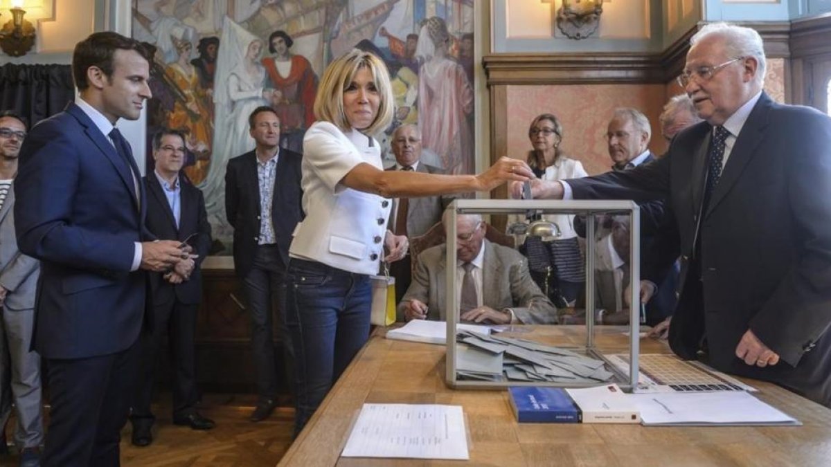 Los Macron en el colegio electoral de Le Touquet donde han votado.-Christophe Petit-Tesson