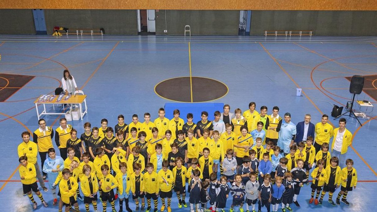 La gran familia del CD Niara de fútbol sala posa junto al exfutbolista Fernando D’Amico en el polideportivo de la entidad.-EL MUNDO