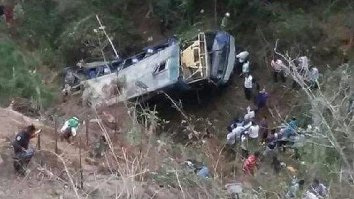 Al menos doce personas murieron y una veintena resultaron heridas al caer hoy un autobús de peregrinos a un barranco en una carretera del suroriental estado mexicano de Chiapas.-EFE