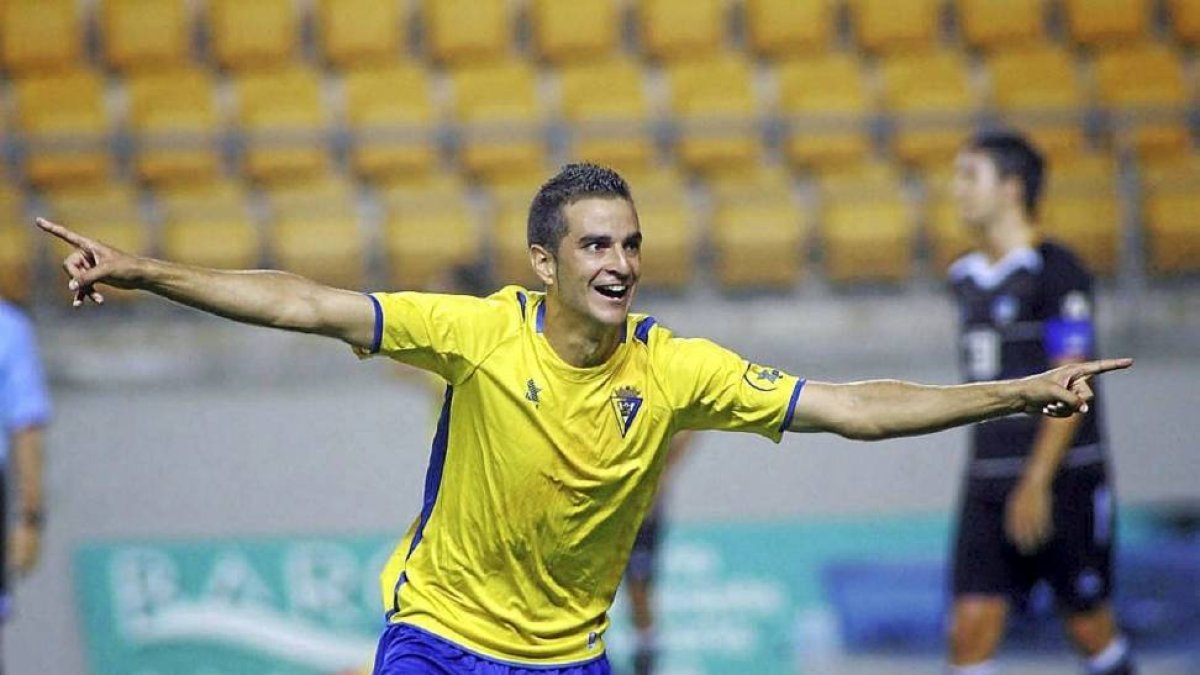 Juan Villar celebra un tanto contra el Loja.-Cádiz CF.
