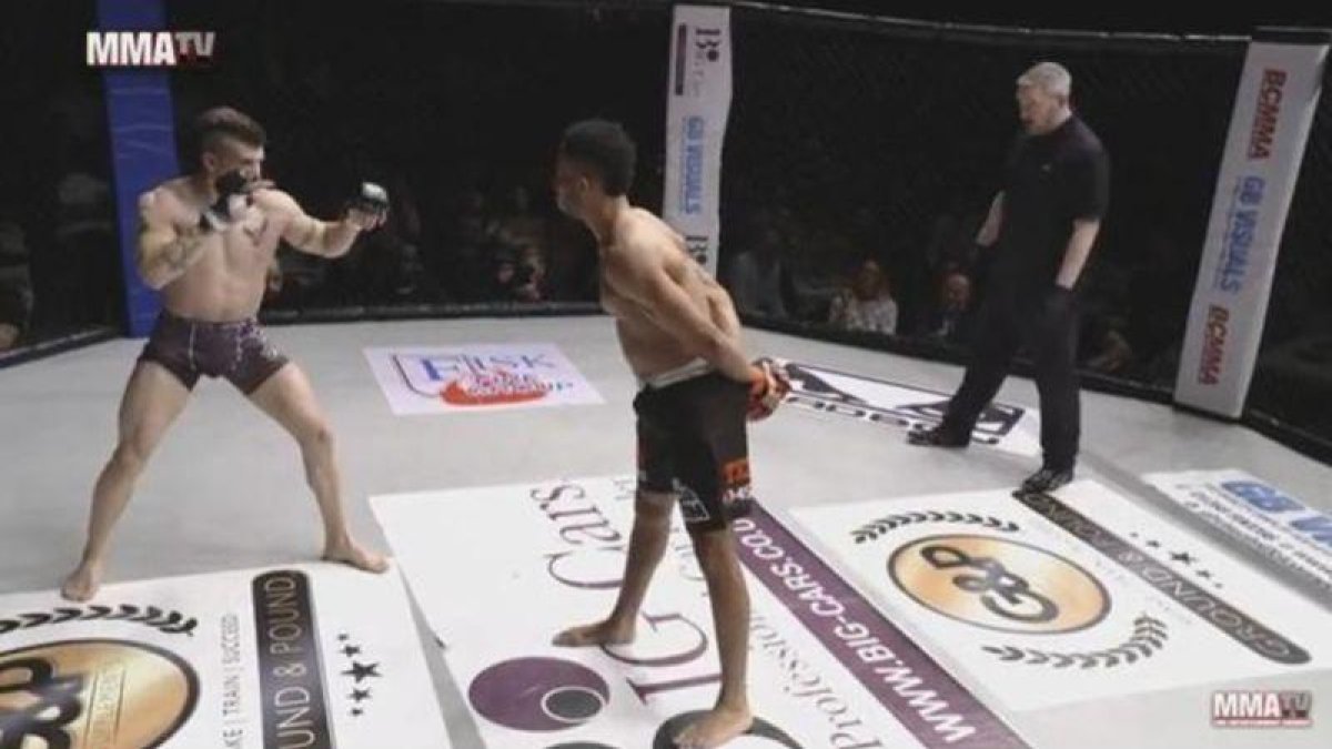 Joe Harding vacila a su rival con las manos en la espalda.-MMA / YOUTUBE