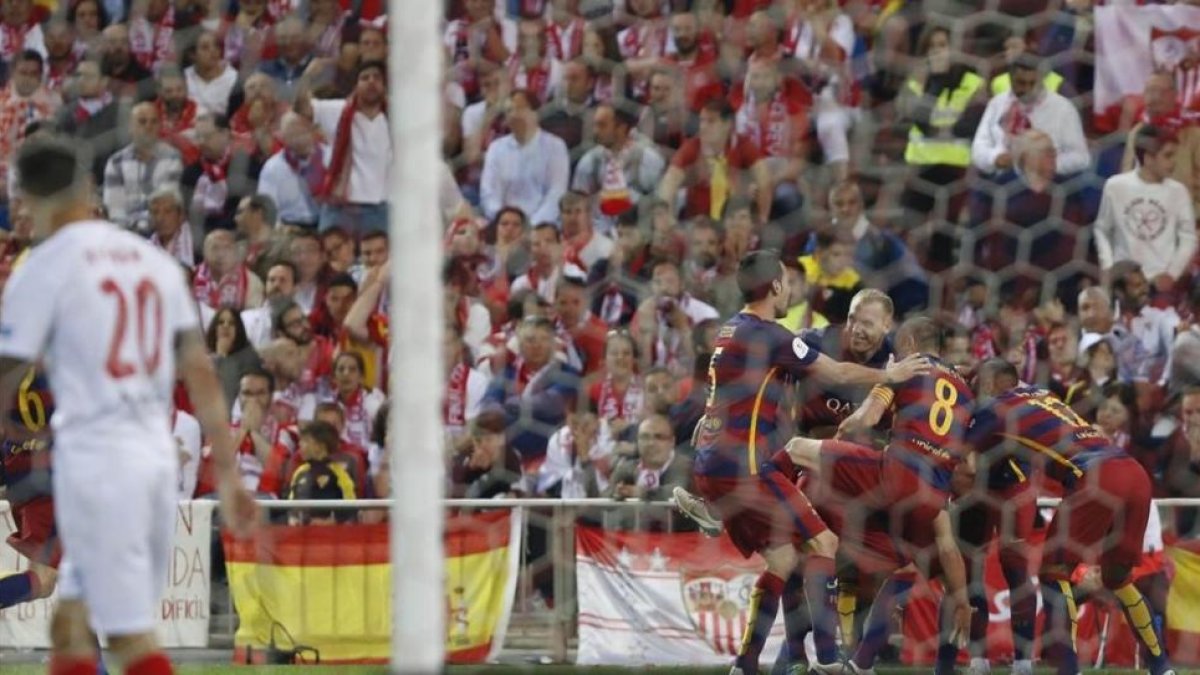 Los jugadores del FC Barcelona celebran la consecución de un gol en la final de la Copa del Rey frente al Sevilla-JUAN MANUEL PRATS