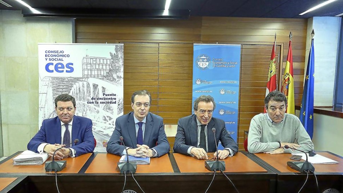 Luis Miguel González Gago, Germán Barrio, José Antonio de Santiago-Juárez y Ángel Hernández en el pleno del CES.-ICAL