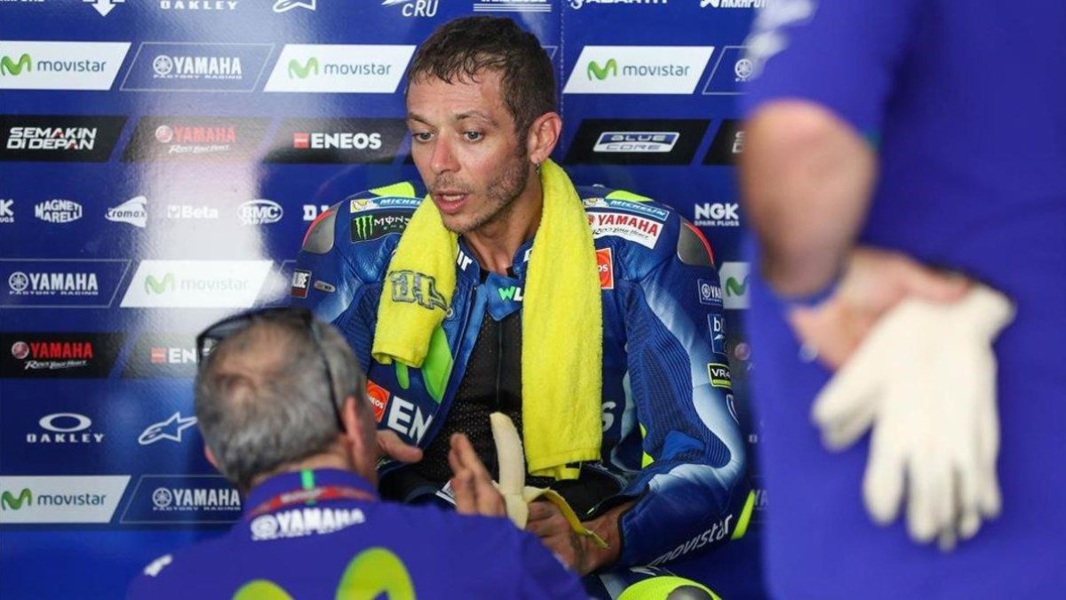 Valentino Rossi conversa con uno de los técnicos de Yamaha, en Malasia-ALEJANDRO CERESUELA