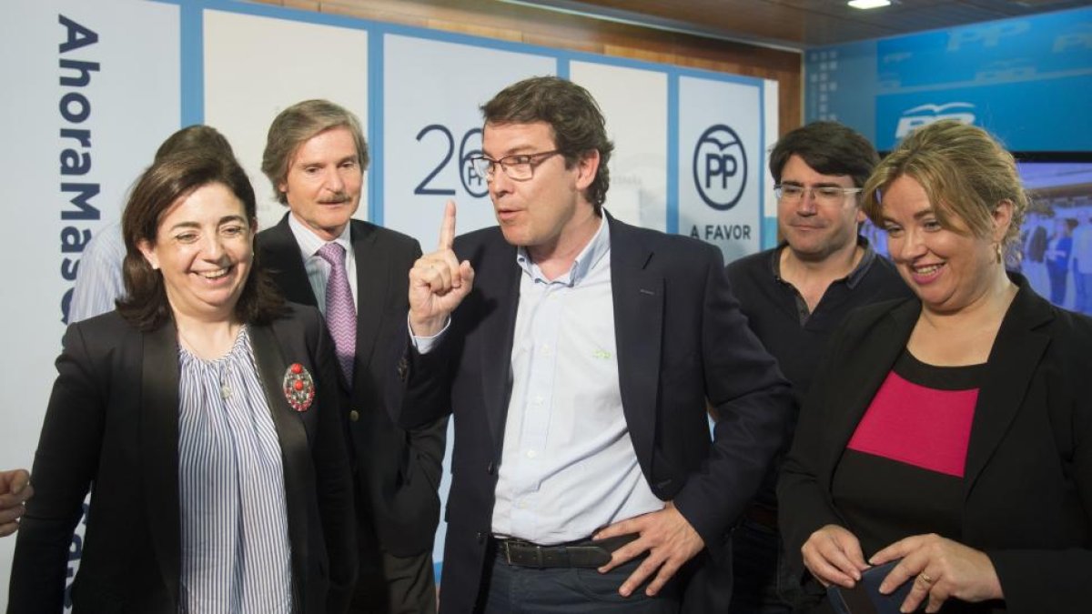 El secretario autonómico del PP de Castilla y León, Alfonso Fernández Mañueco, acompañado por candidatos al Congreso y el Senado-ICAL