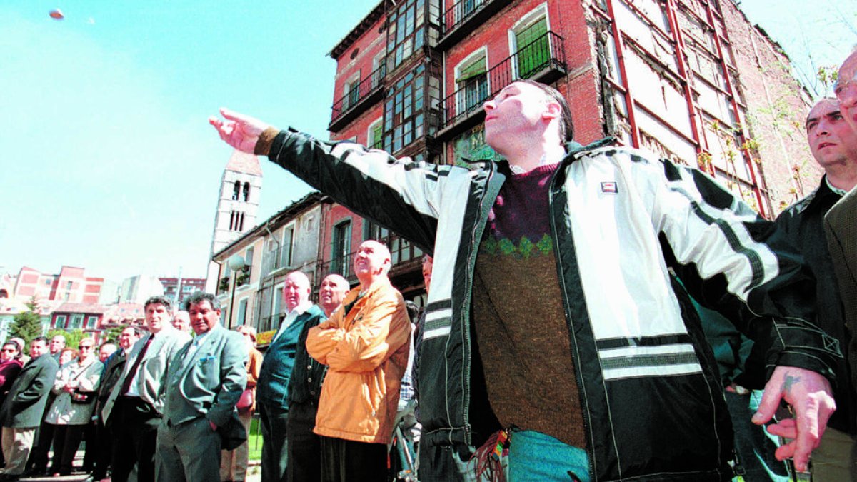 Imagen de archivo de varias personas jugando a las 'chapas'. - E.M.