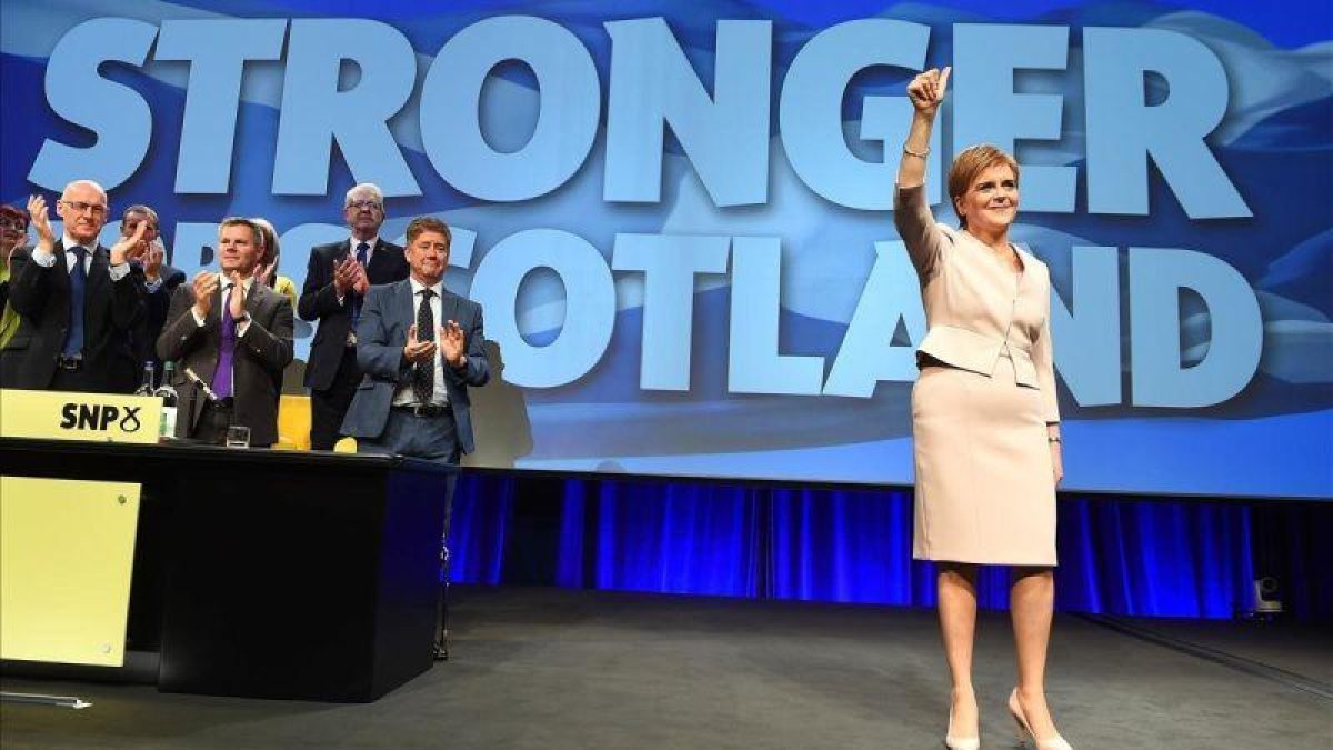 Nicola Sturgeon, en la cumbre del SNP en Aberdeen.-AFP / ANDY BUCHANAN