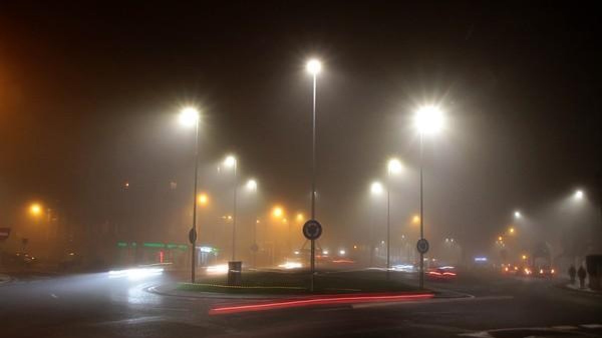 La niebla cubre las calles de San Andrés del Rabanedo (León)-PEIO GARCÍA ICAL