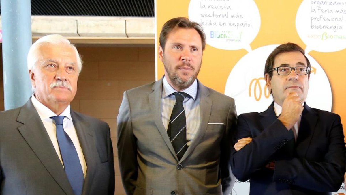 Óscar Puente, en el centro, durante la inauguración de Expobiomasa, ayer en Valladolid.-ICAL