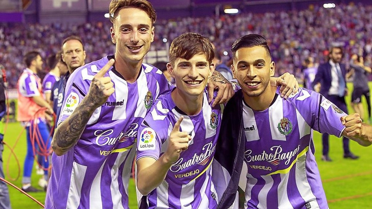 Toni Villa (centro) celebra el ascenso con los también canteranos Calero y Anuar.-J.M. LOSTAU