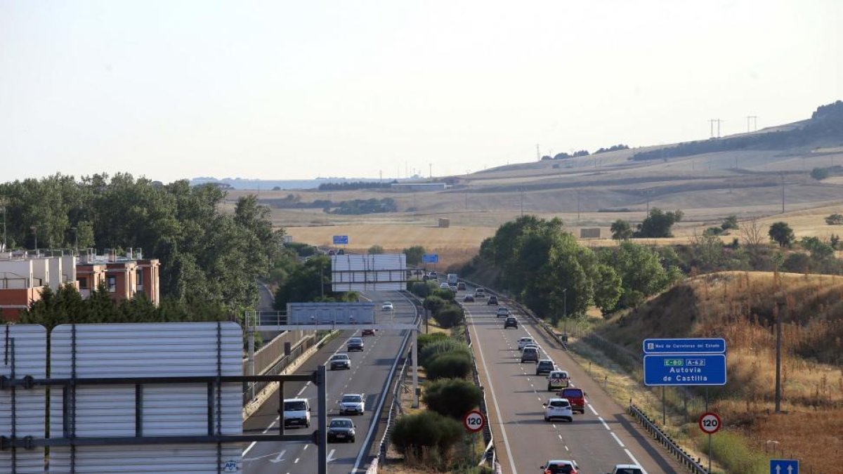 Tráfico fluido en la salida de Valladolid en la operación salida de agosto.-ICAL
