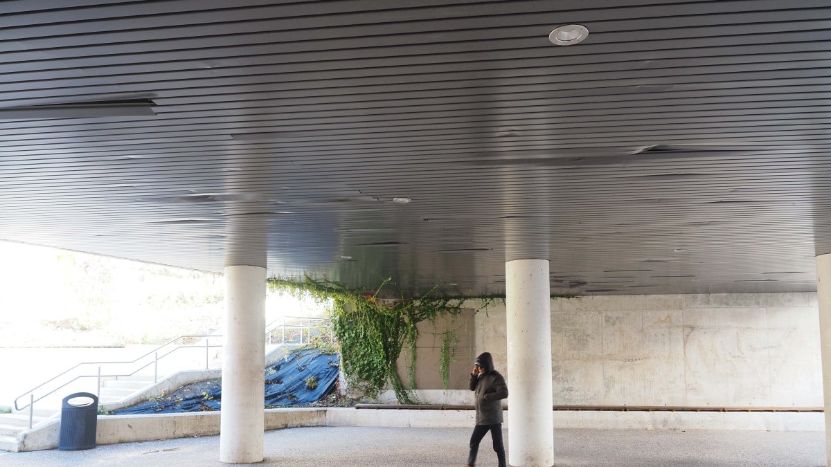 Paso peatonal en la plaza de Rafael Cano, en La Pilarica. | PHOTOGENIC