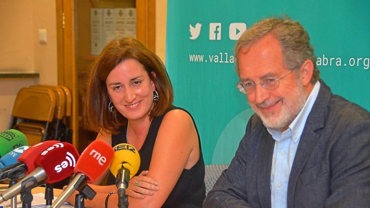 María Sánchez y Manuel Saravia en la sede del grupo municipal en el Ayuntamiento.-E.M.