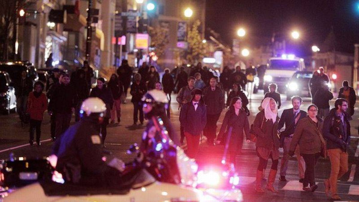 Manifestantes expresan su repulsa la saber que ha sido exculpado el policía Daniel Pantaleo por la muerte de Eric Garner.-Foto: T.J. KIRKPATRICK / AFP