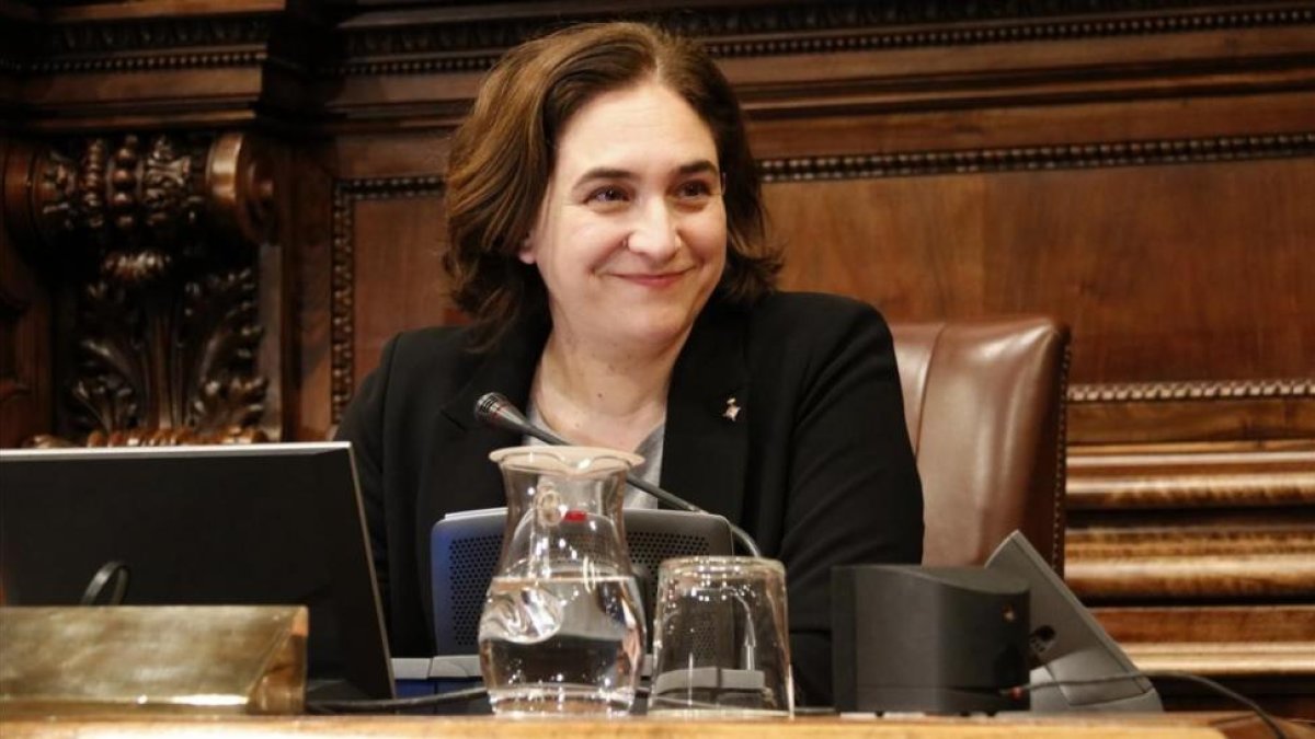 La alcaldesa Ada Colau, en el inicio del pleno del pasado 2 de febrero.-/ ALEIX FREIXAS / ACN