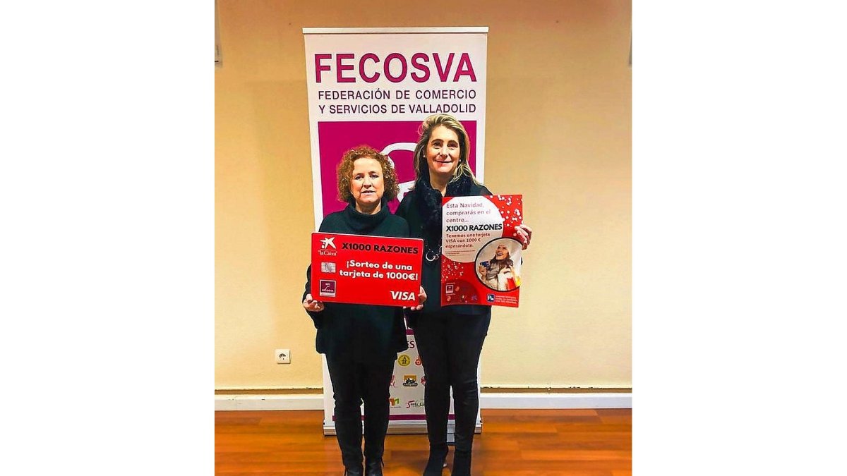 La gerente de Fecosva, Milagros Aguado, junto a la ganadora del sorteo.-E. M.