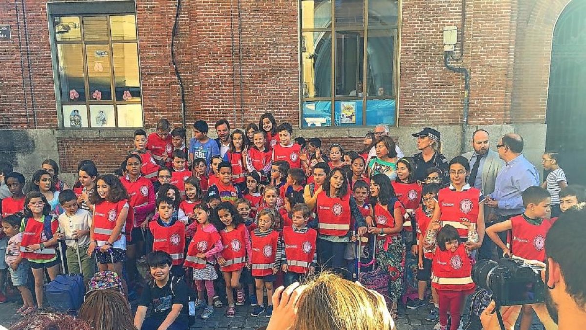Óscar Puente junto a niños del colegio García Quintana tras el realizar el trayecto ‘Camino Escolar Seguro’-E. M.